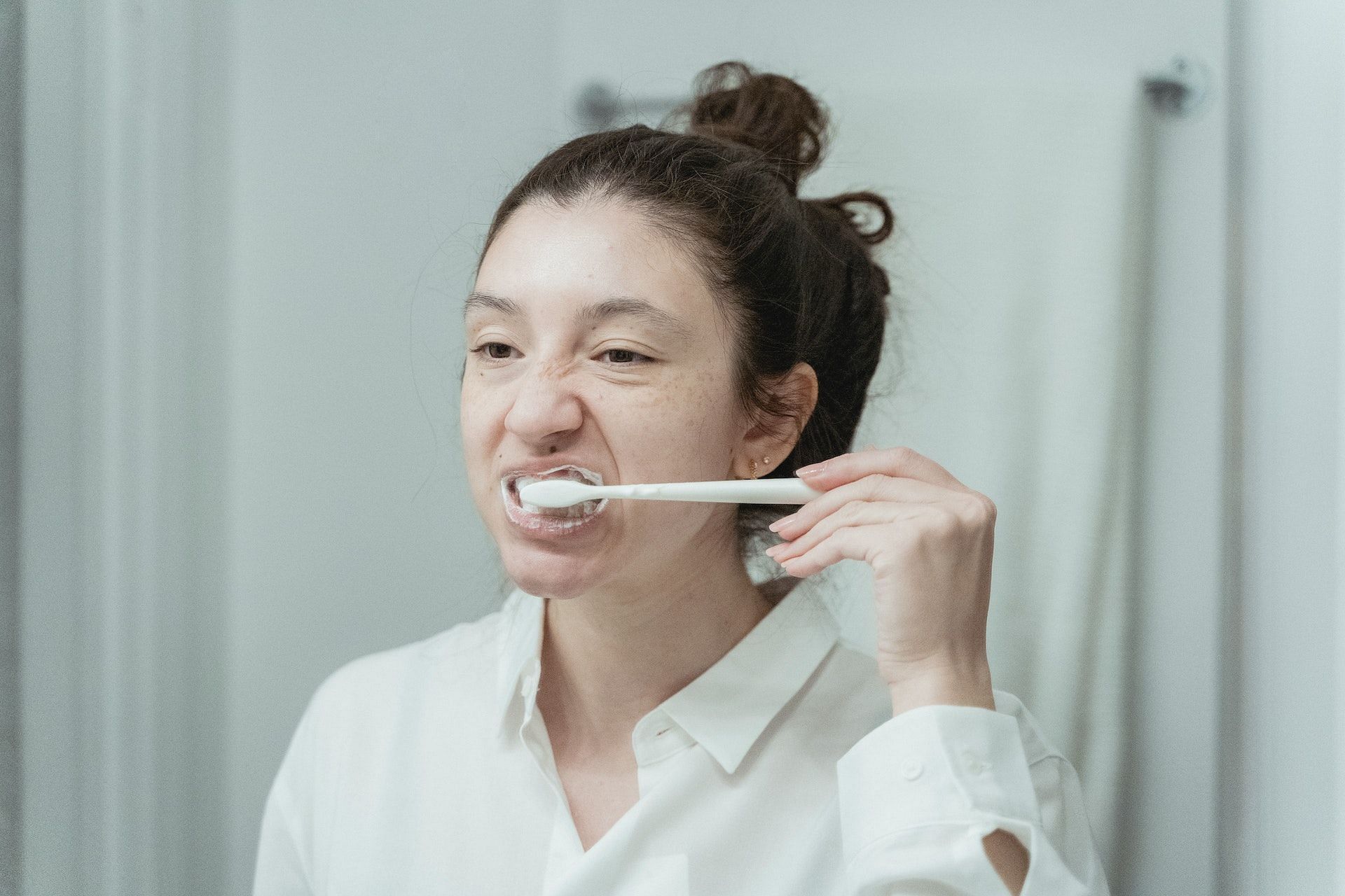 People with poor oral hygiene are more likely to get alveolar osteitis. (Photo via Pexels/Miriam Alonso)