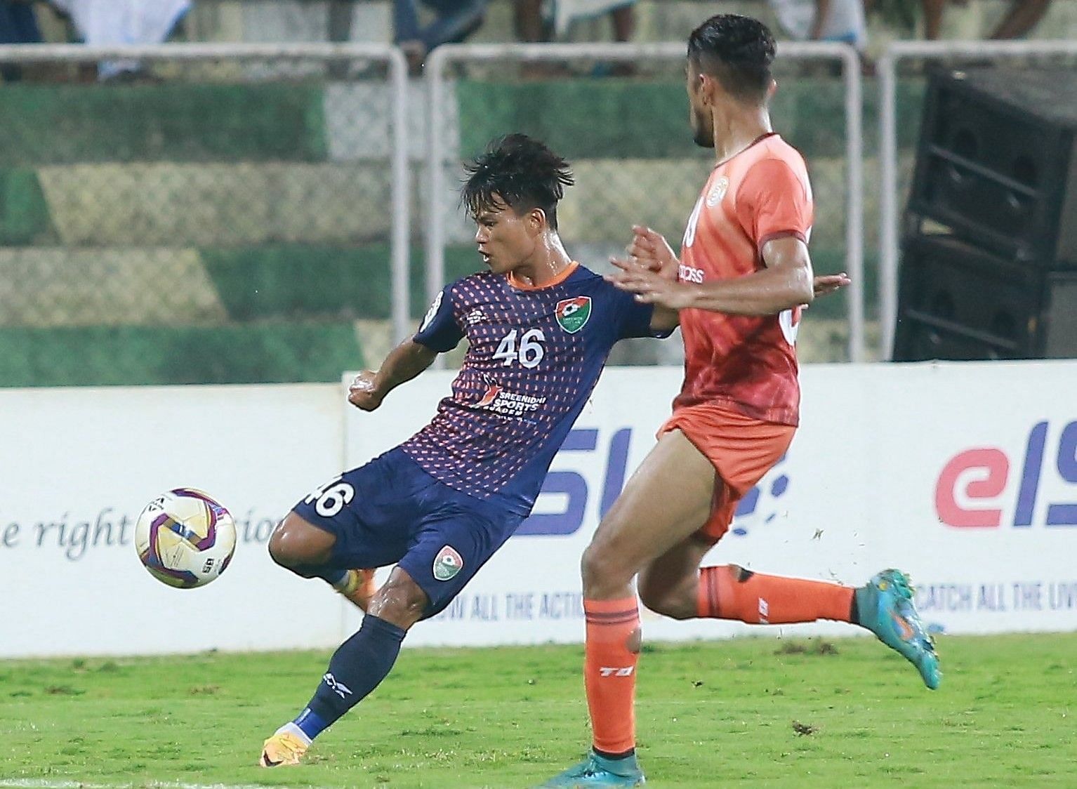 RoundGlass Punjab FC and Sreenidi Deccan FC players tussling for the ball.