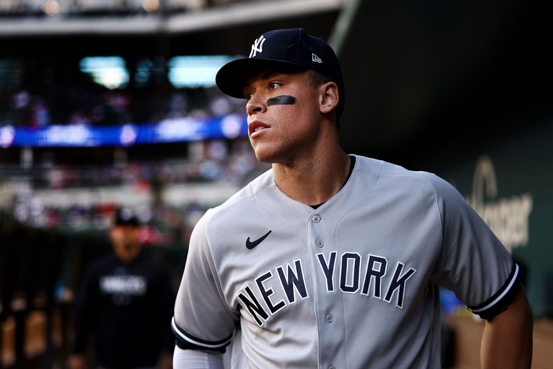 Aaron Judge removed from game with oblique injury