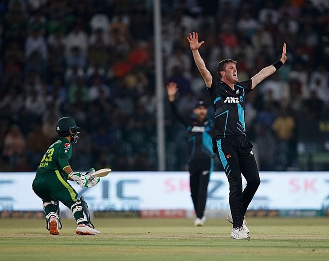 PAK vs NZ : न्यूजीलैंड के खिलाफ हार के बाद अपने बल्लेबाजों पर भड़के बाबर आजम, खुद को भी ठहराया जिम्मेदार
