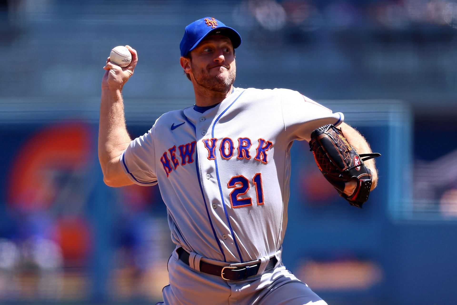 Max Scherzer #21 of the New York Mets throws a pitch during the first inning against the Los Angeles Dodgers