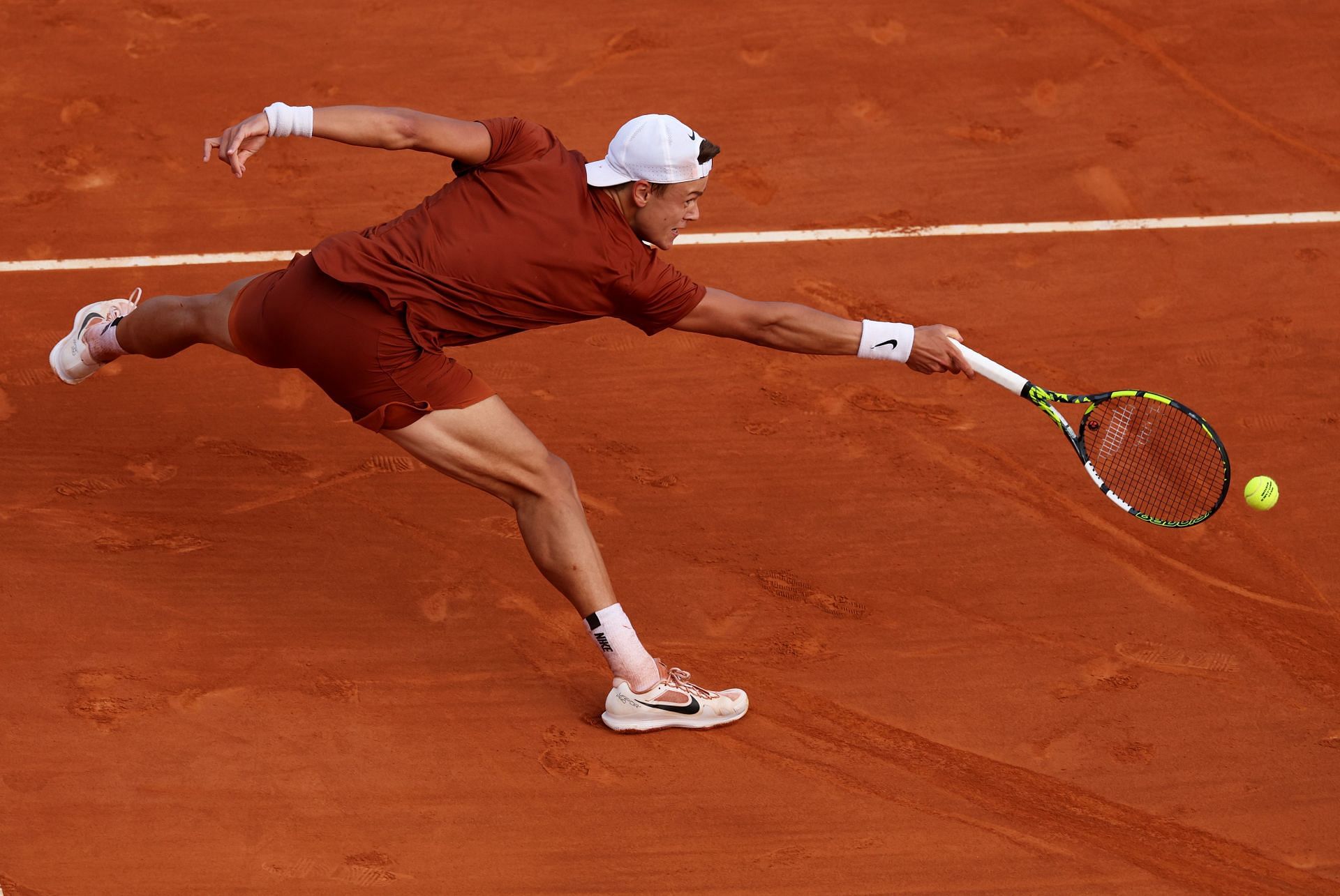 Holger Rune in action at the 2023 Monte-Carlo Masters.