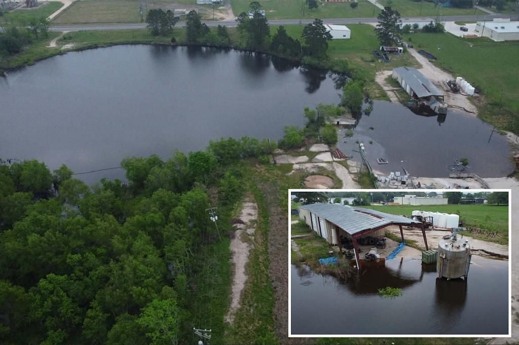 A sinkhole has become a matter of concern in Texas as many have been fearful for their homes and lives. (Image via Twitter)