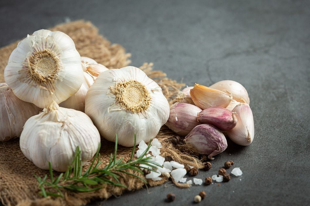 Hawthorn, garlic, and ginger are herbs that promote heart health. (Image via Freepik/jcomp)