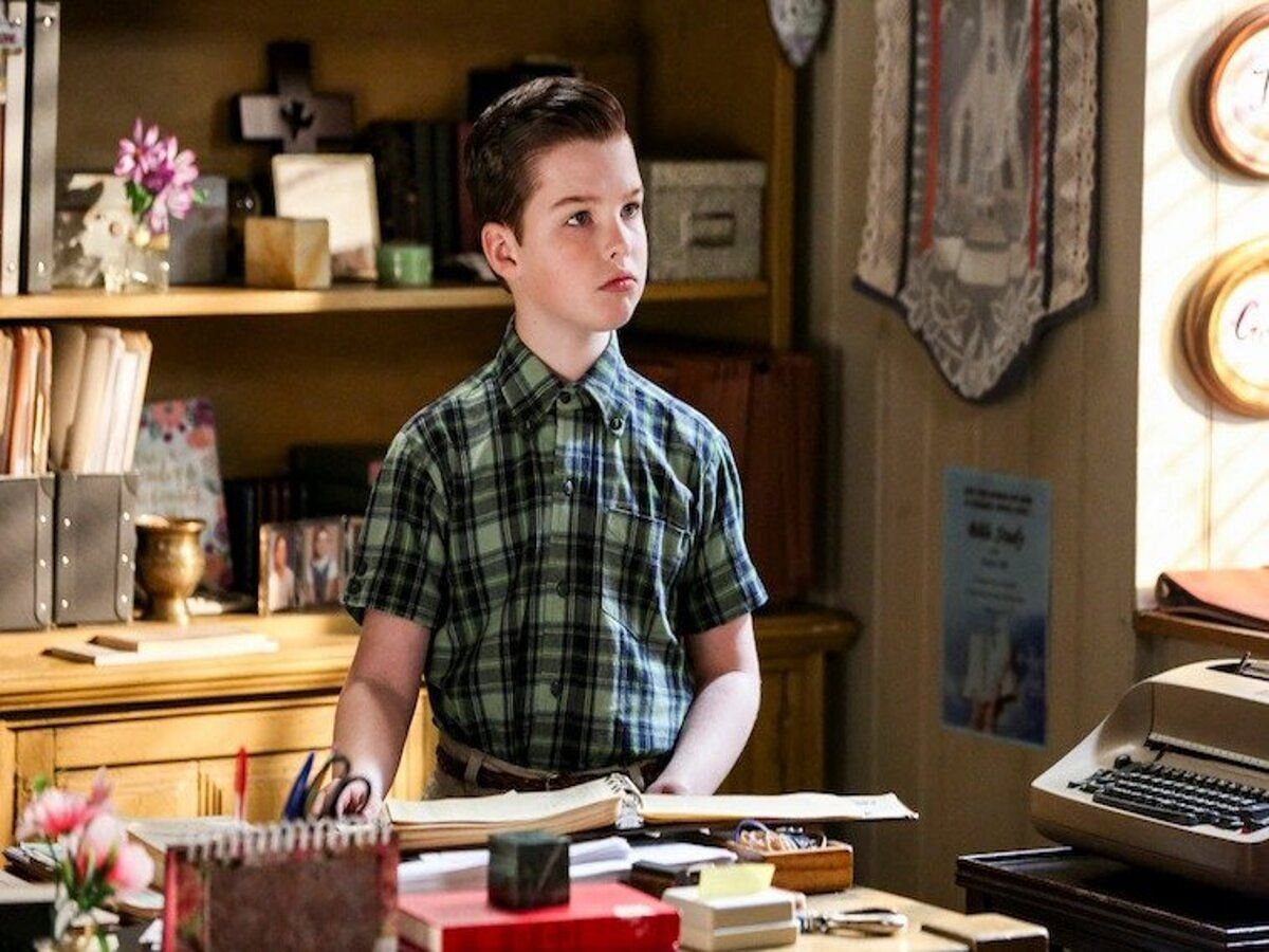 Young sheldon. Иэн Армитидж детство Шелдона. Доктор Стерджесс детство Шелдона. Шелдон Купер детство. Детство Шелдона Томми Кларксон актер.