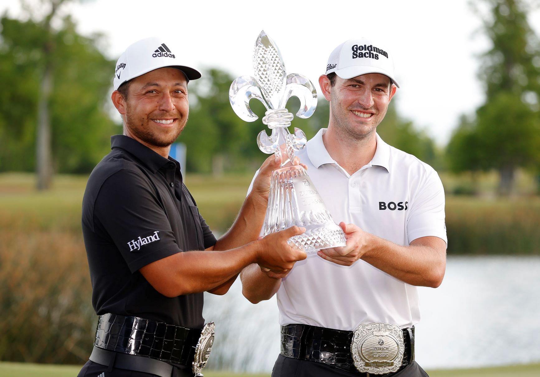 Cantlay and Schaufelle holding their Zurich Classic 2022&acute;s Troffy