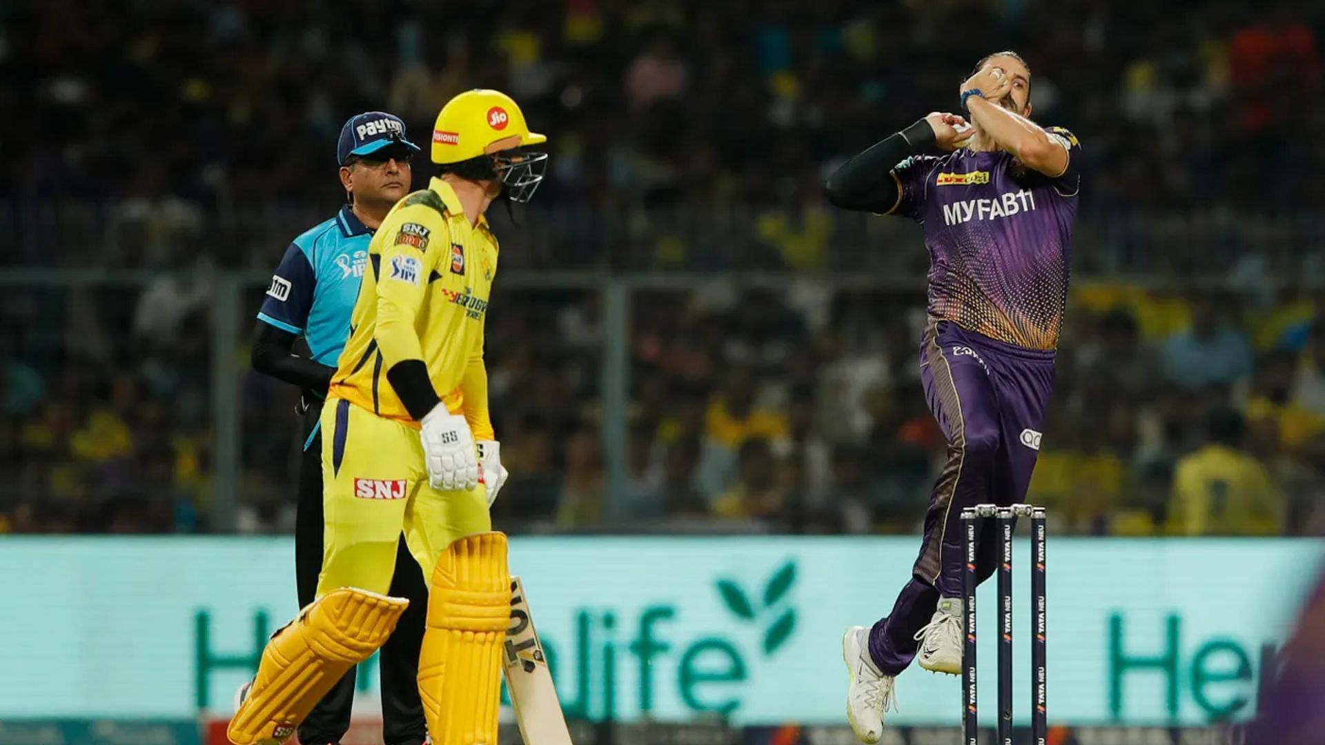 David Wiese (right) bowled with the new ball against CSK. (Image Courtesy: iplt20.com)