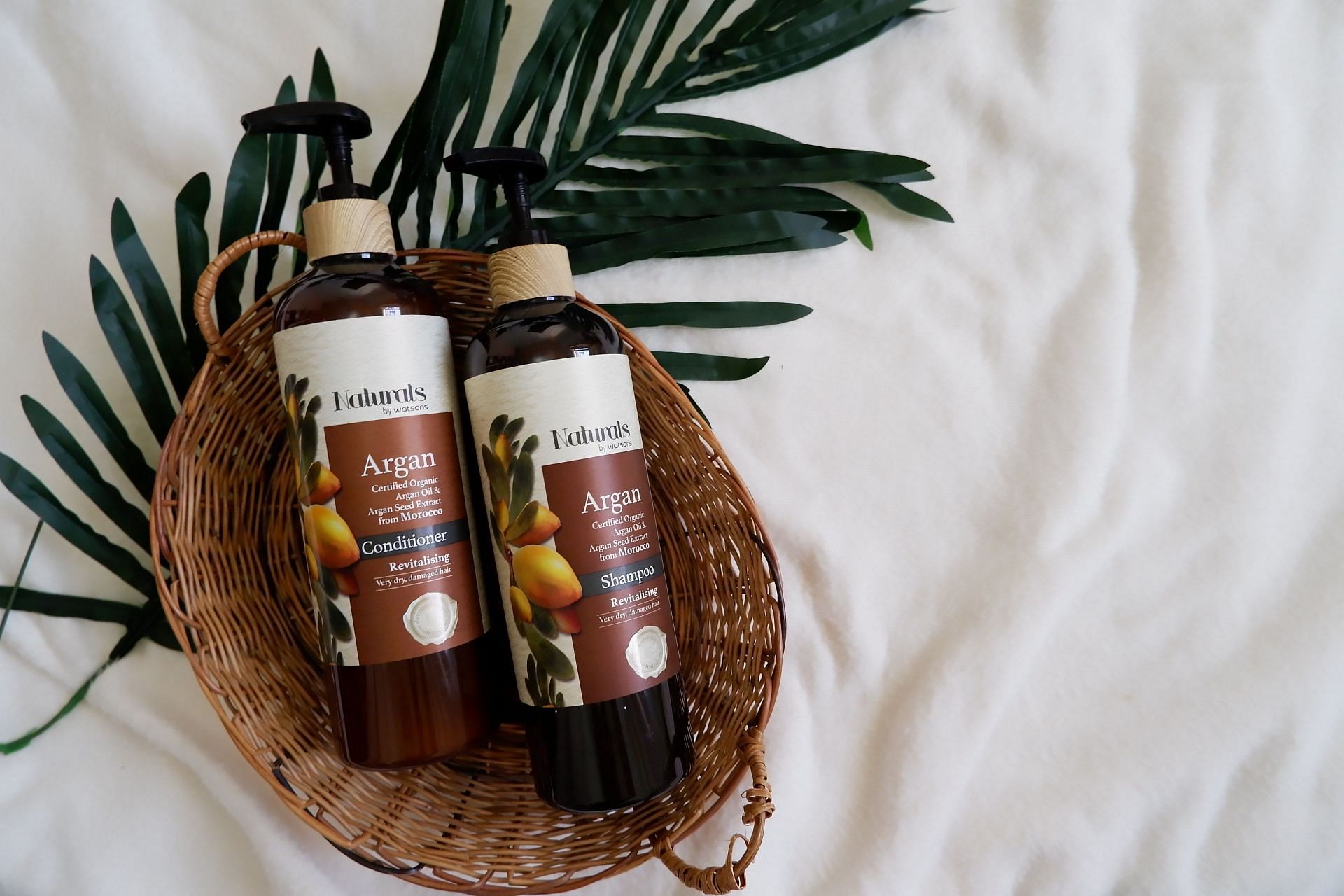 Look for mild ingredients while choosing shampoo and conditioner. (IMage via Pexels)