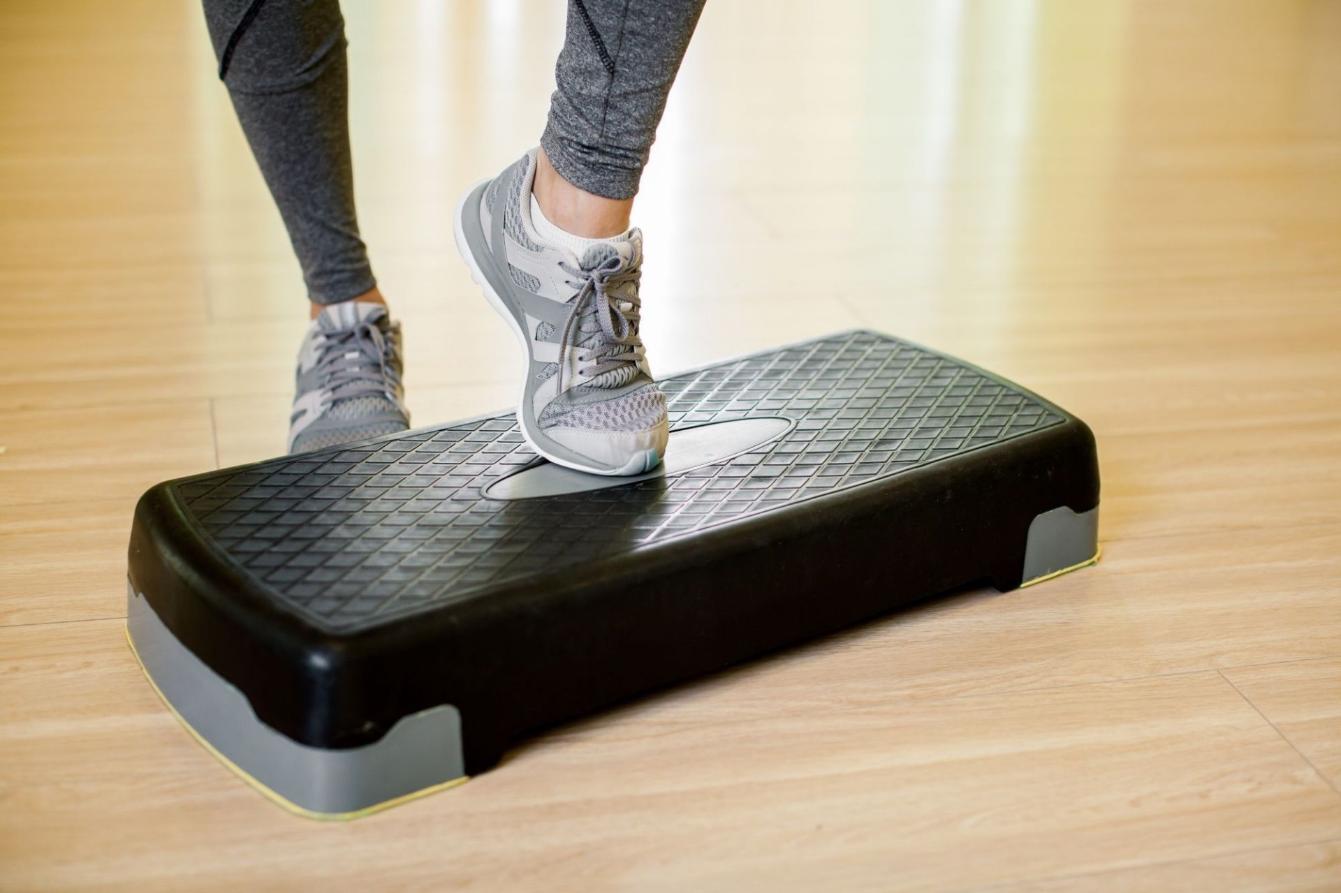 Dumbell step up box. (Image via Freepik/ Senivpetro)