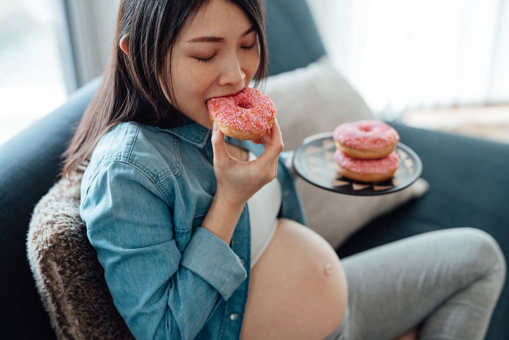 Managing Pregnancy Cravings: 10 Tips for a Healthy Pregnancy (Image via Getty)