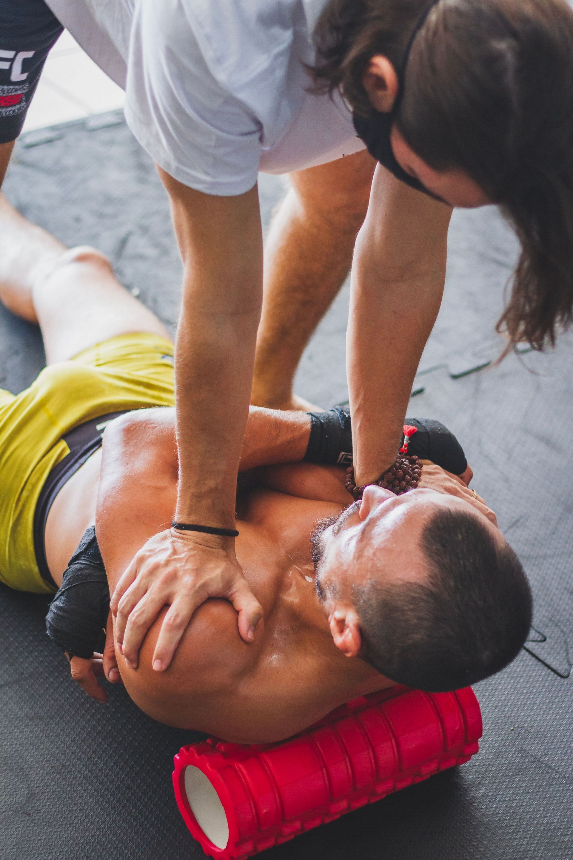 If you are new to foam rolling, begin by using the foam roller for a few minutes each day, gradually increasing the time as your body adjusts (Image via Pexels)