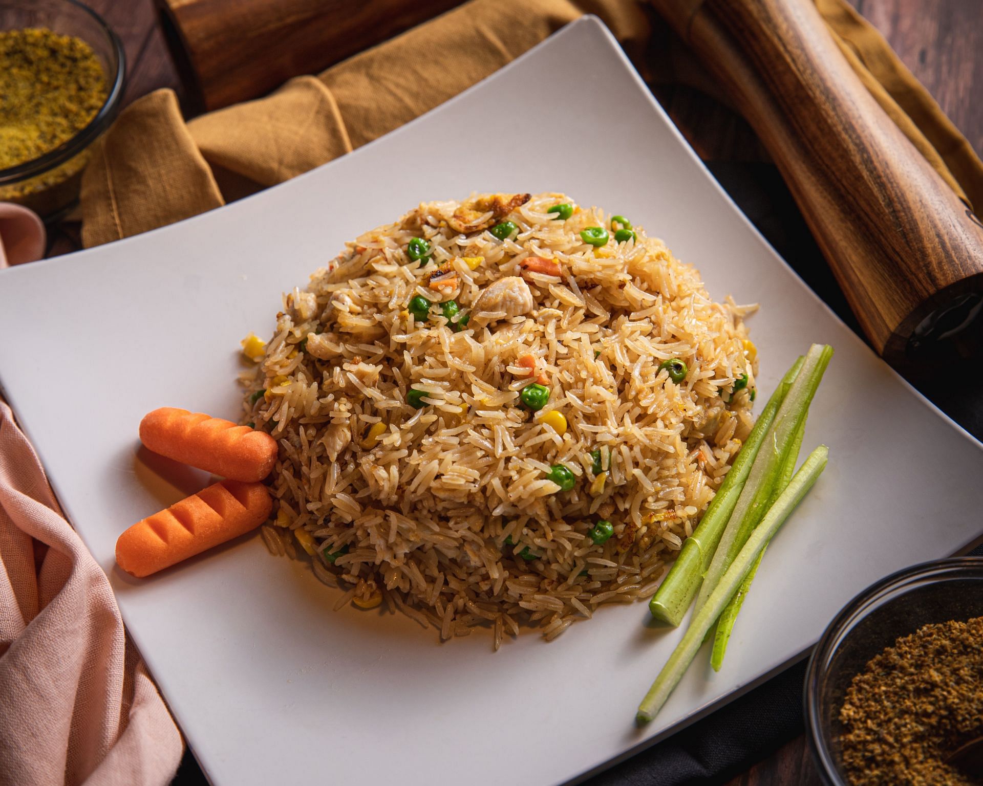 Brown rice is rich in vitamin B5. (Image via Unsplash/ Christopher Alvarenga)