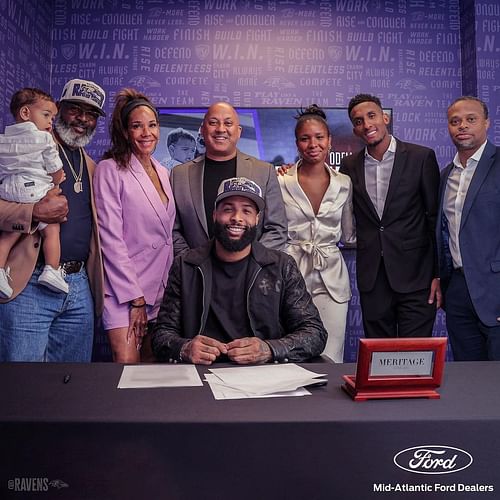 Beckham signing his Ravens contract. Photo via Ravens/Instagram.