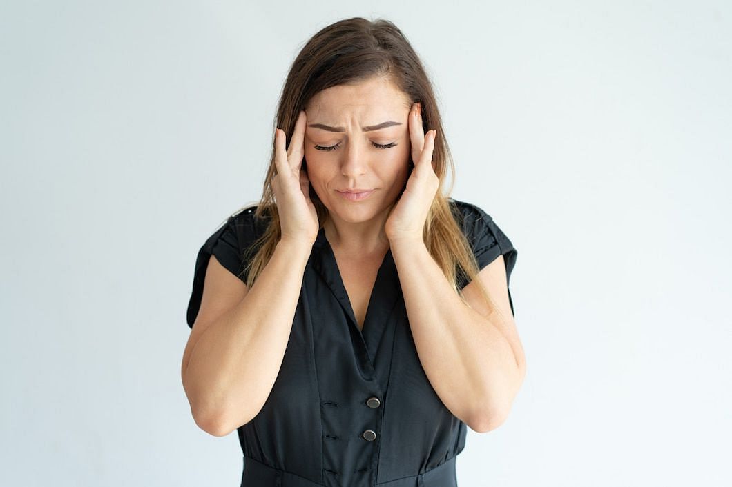 Treatment for dizziness ICD 10 varies depending on the underlying cause (Image via Freepik/katemangostar)