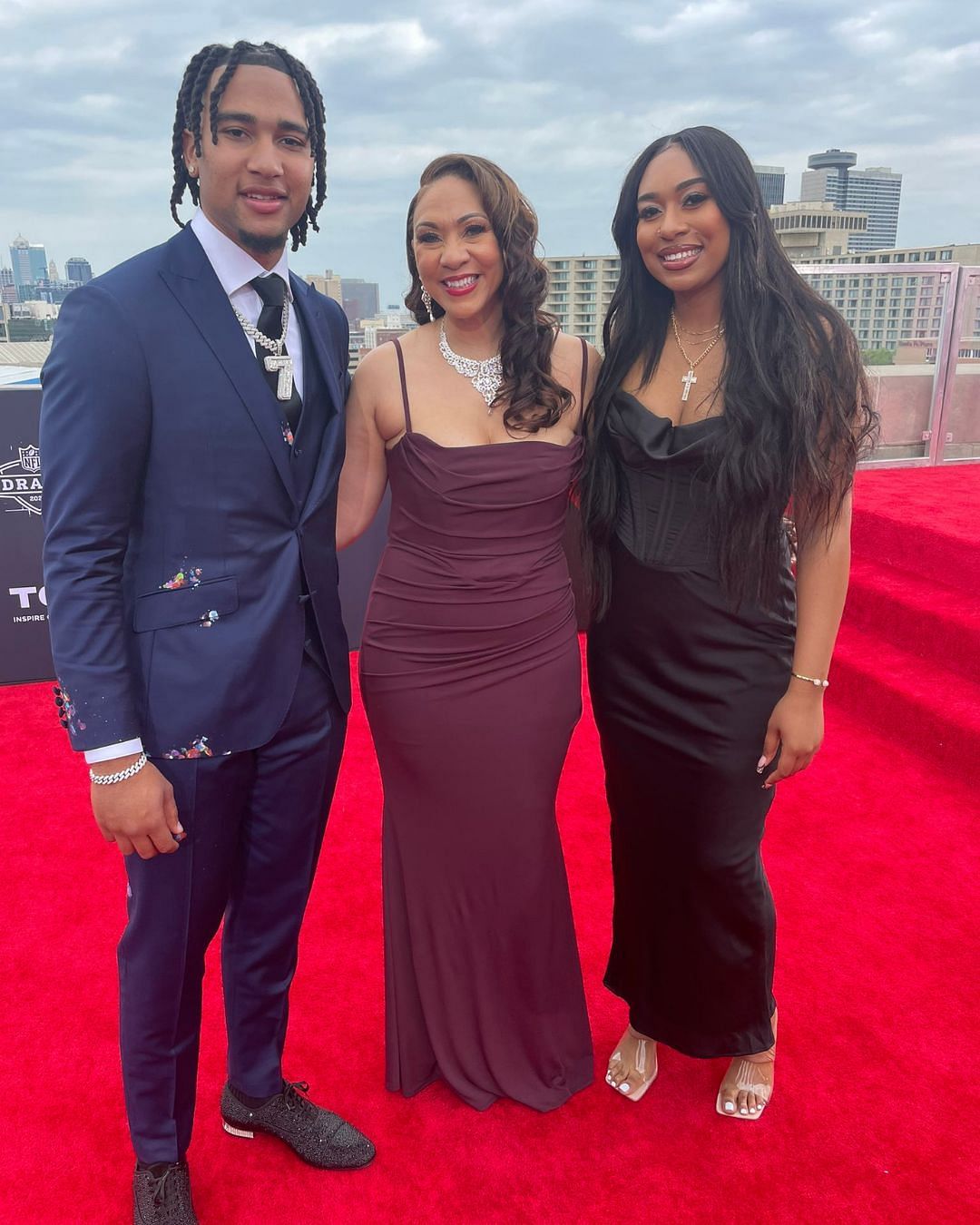 C.J. Stroud is on the red carpet with his mother Kimberly and one of his sisters. Credit: @DaShawnWSOC9 (Twitter)