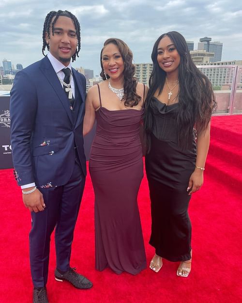 C.J. Stroud is on the red carpet with his mother Kimberly and one of his sisters. Credit: @DaShawnWSOC9 (Twitter)