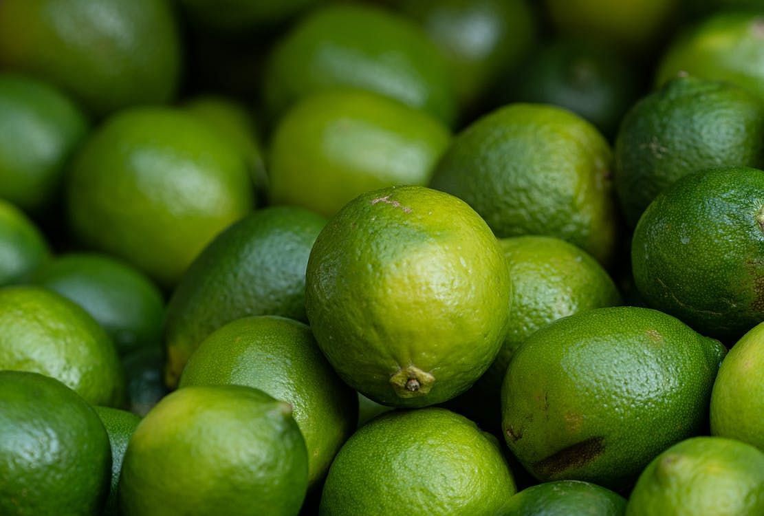 Benefits of Lime: Lime is a citrus fruit high in vitamin C. (image via pexels/Lars Knudsen)