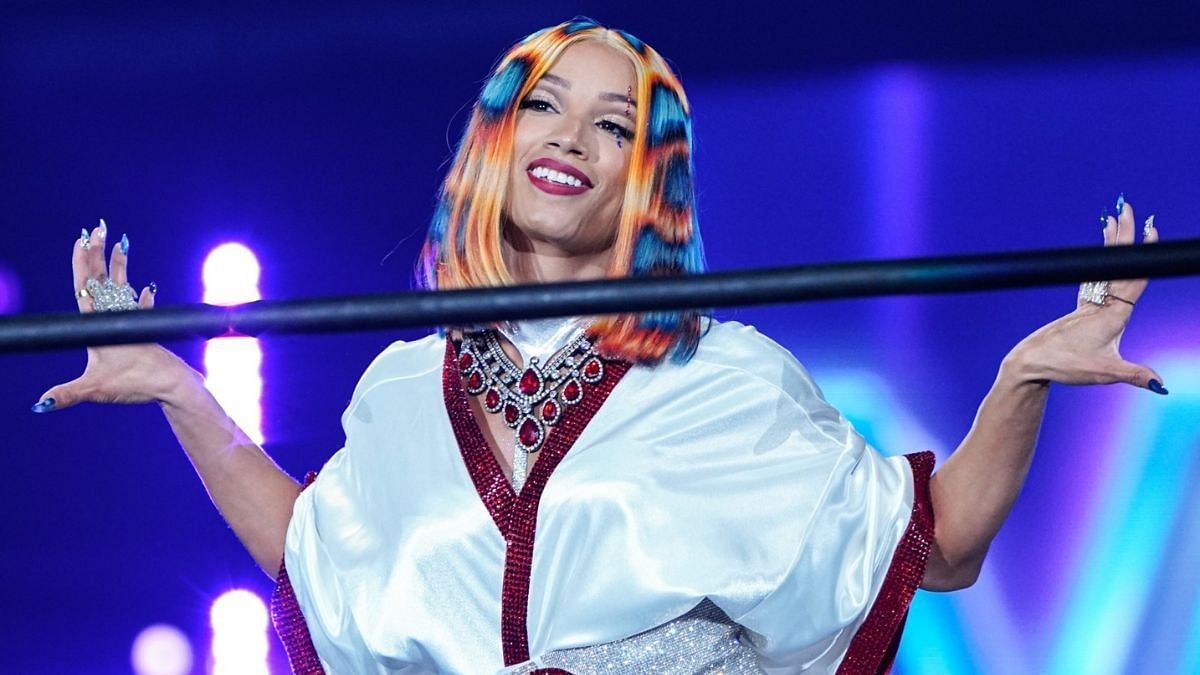 Sasha Banks sent a message to a current WWE SmackDown Superstar.