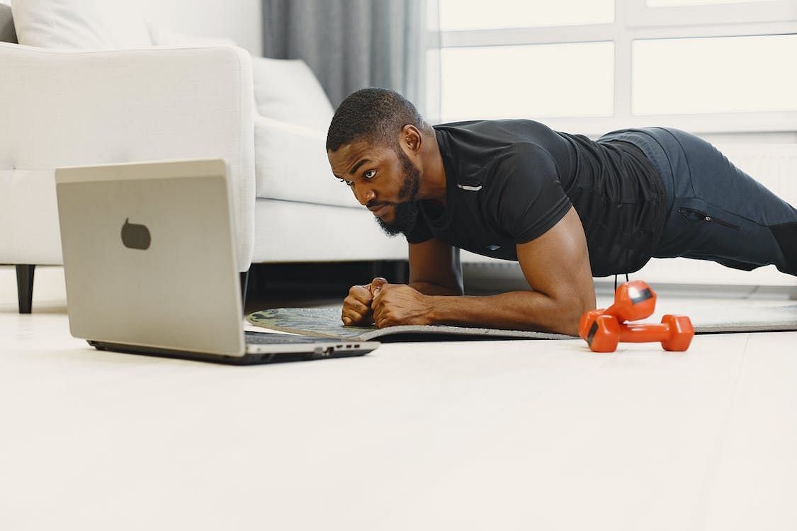 Practicing planking regularly can improve your posture (Image via Pexels/Gustavo Fring)