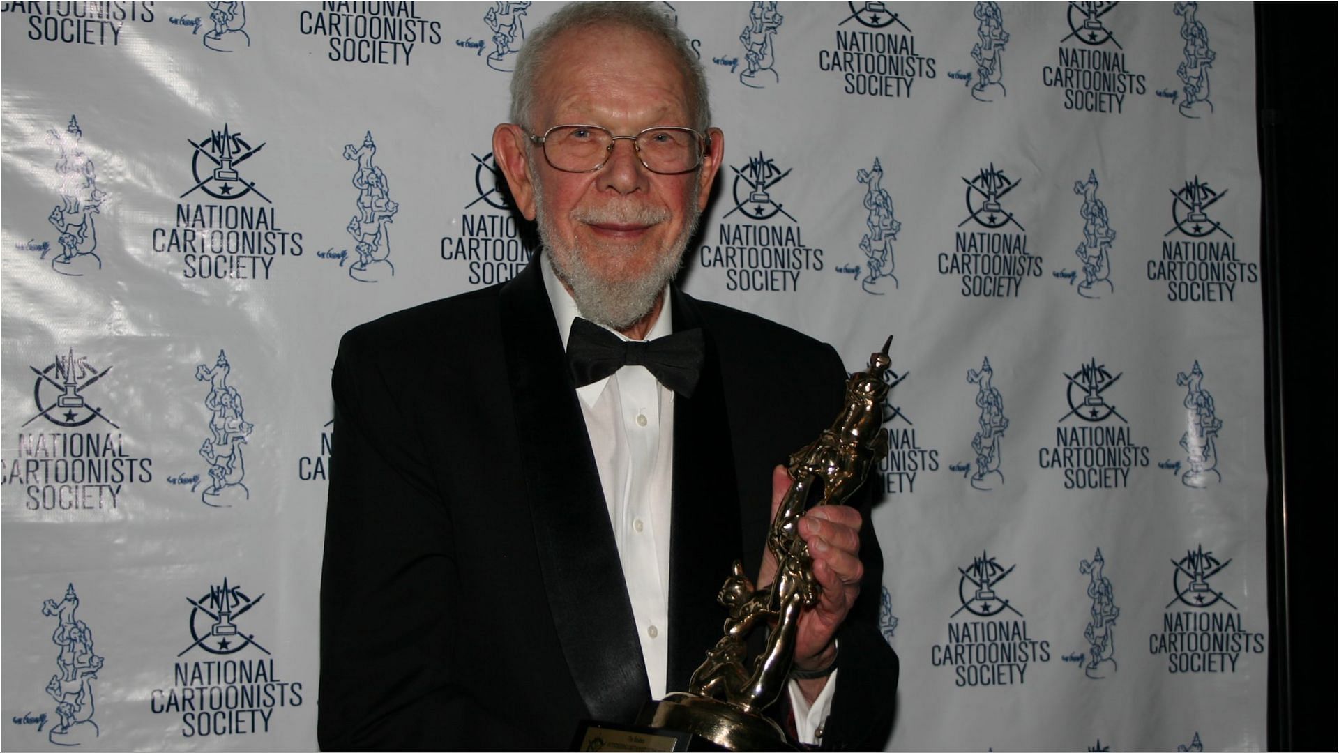 Al Jaffee recently died at the age of 102 (Image via Hoganmag/Twitter)