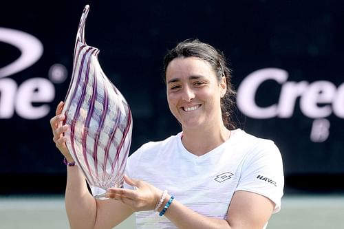 Jabeur with the runner-up trophy at the 2022 Charleston Open