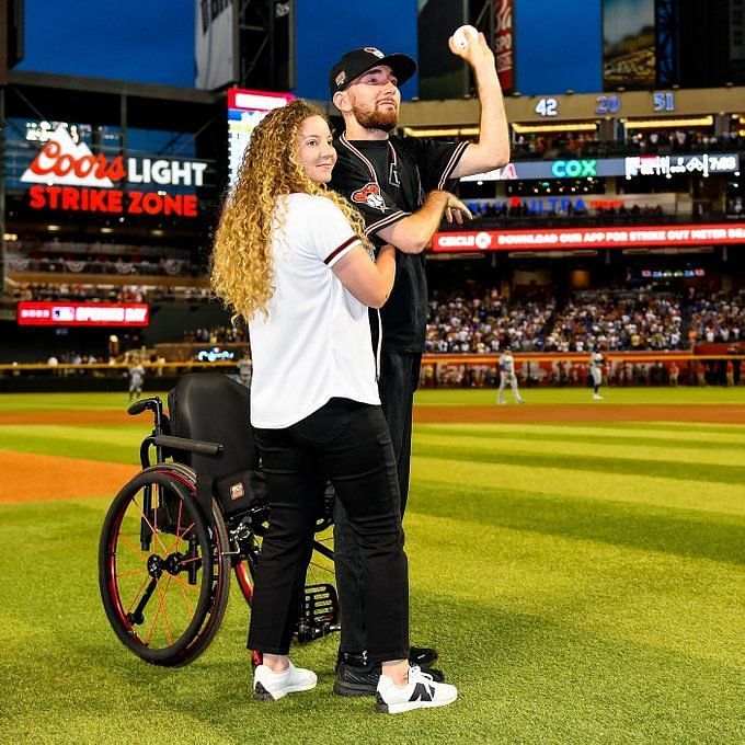 Who are the faceless voices that announce the Diamondbacks Games?