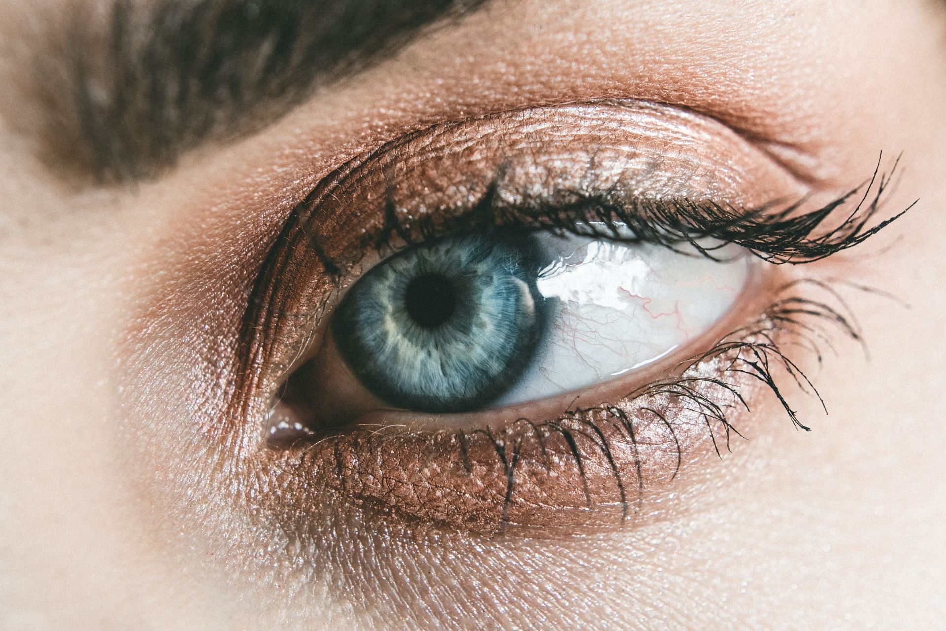 Castor oil for eyes: does it help? (Image via Pexels / Lisa Fotios)