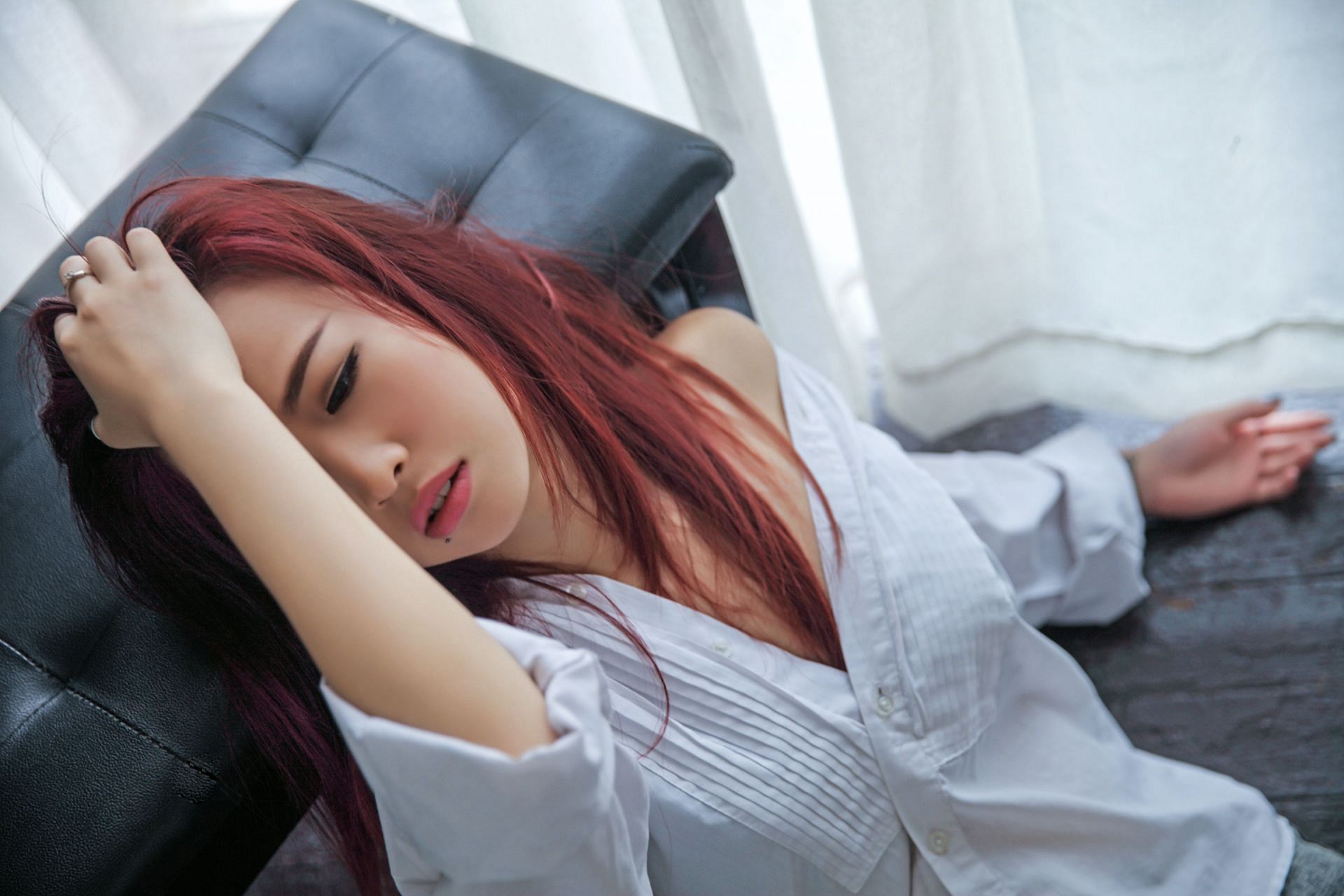 Proper sleep can help with hangover headaches. (Image via Pexels/ Greecechina News)