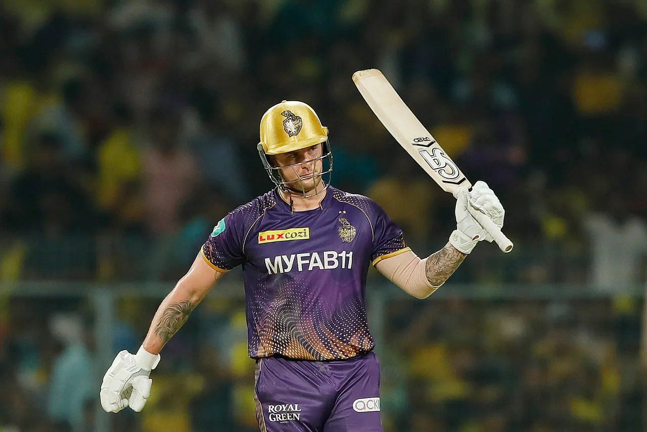 Jason Roy raising his bat after a fifty vs CSK [IPLT20]