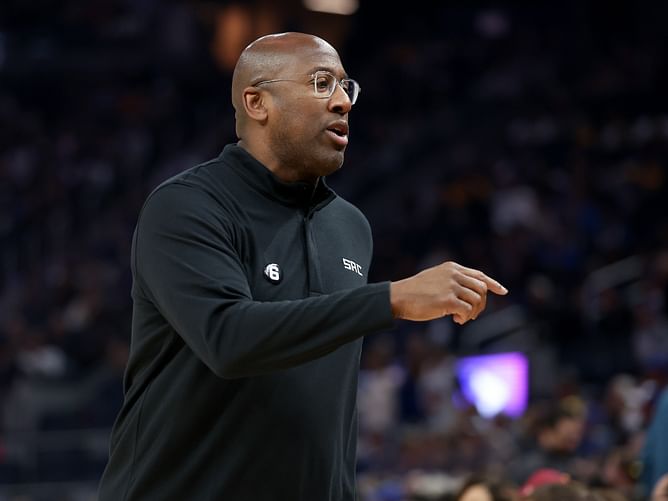 "Thank you Mike Brown"- NBA fans accuse Kings head coach for giving an easy victory to the Warriors