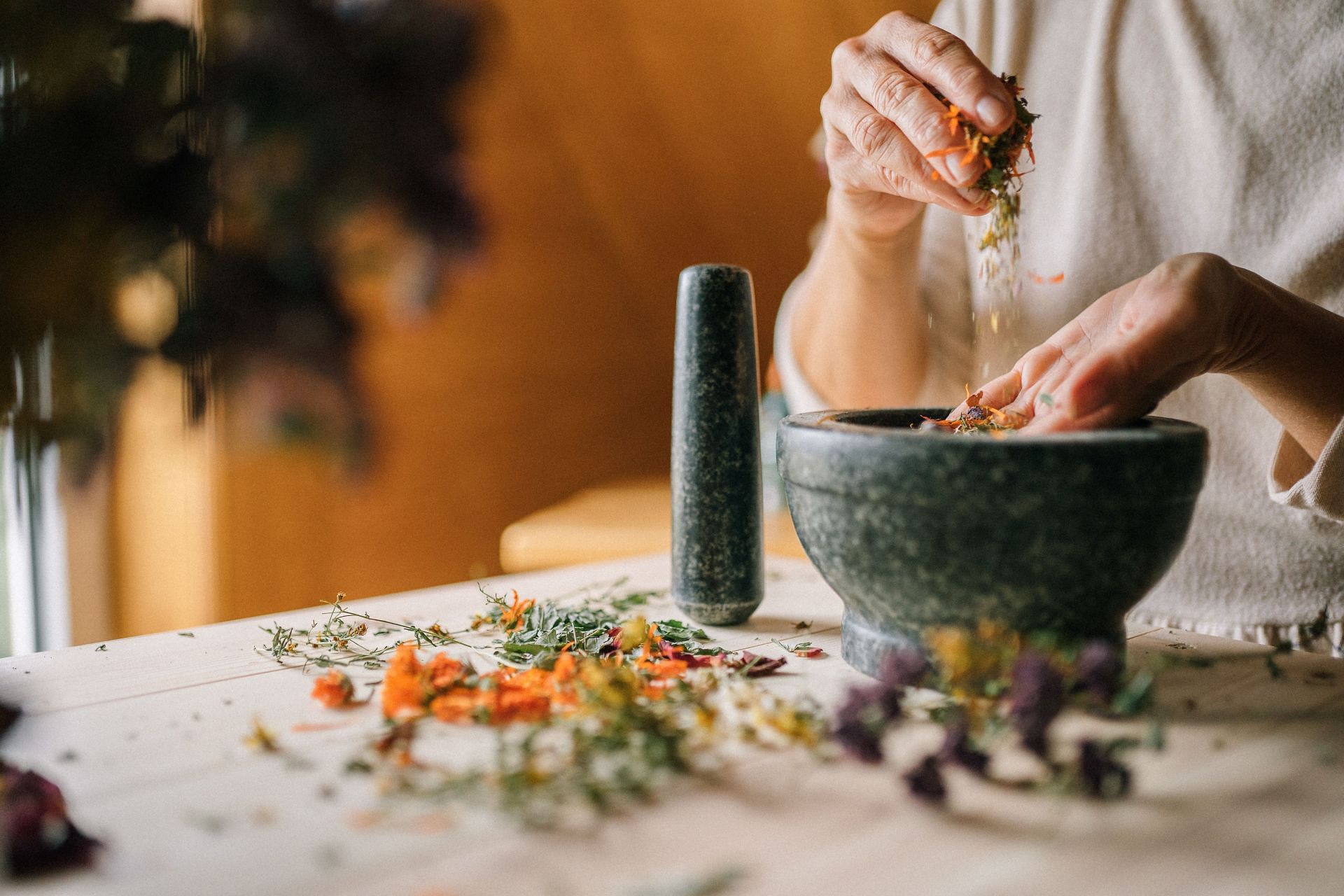 Dry hands fells very uncomfortable.(Image Via Pexels)