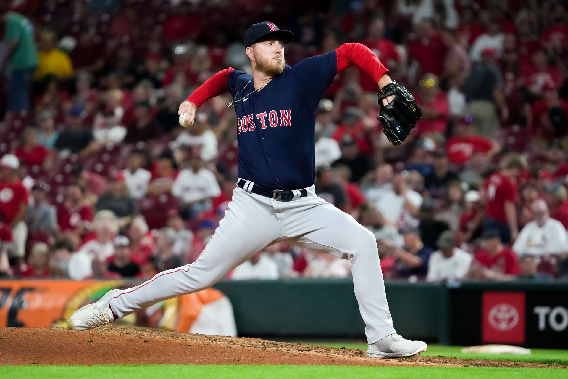 Red Sox's Zack Kelly fights back tears leaving game with elbow pain