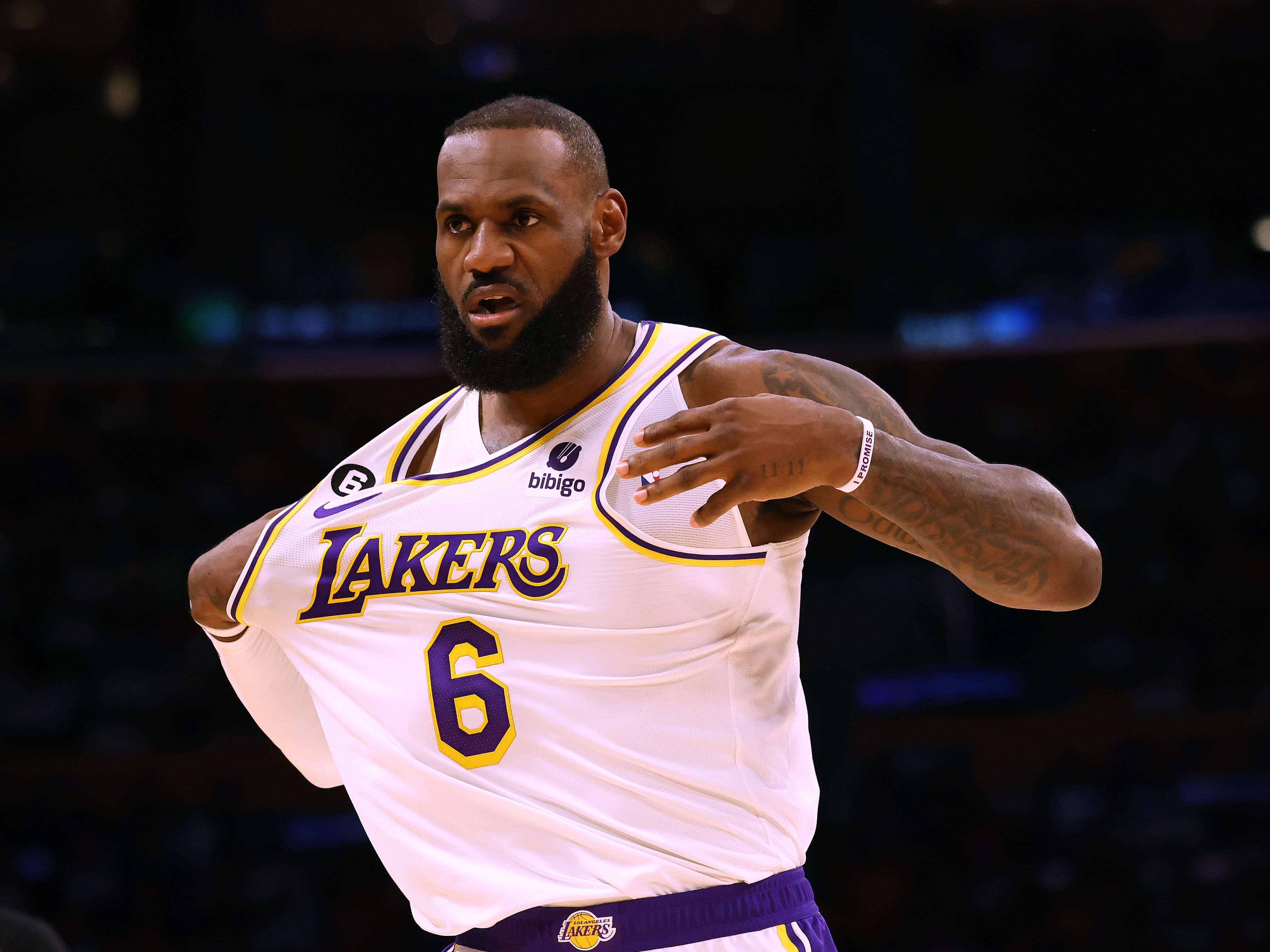 LeBron James leads the Los Angeles Lakers to a 111-101 win and 2-1 series  lead against the Memphis Grizzlies