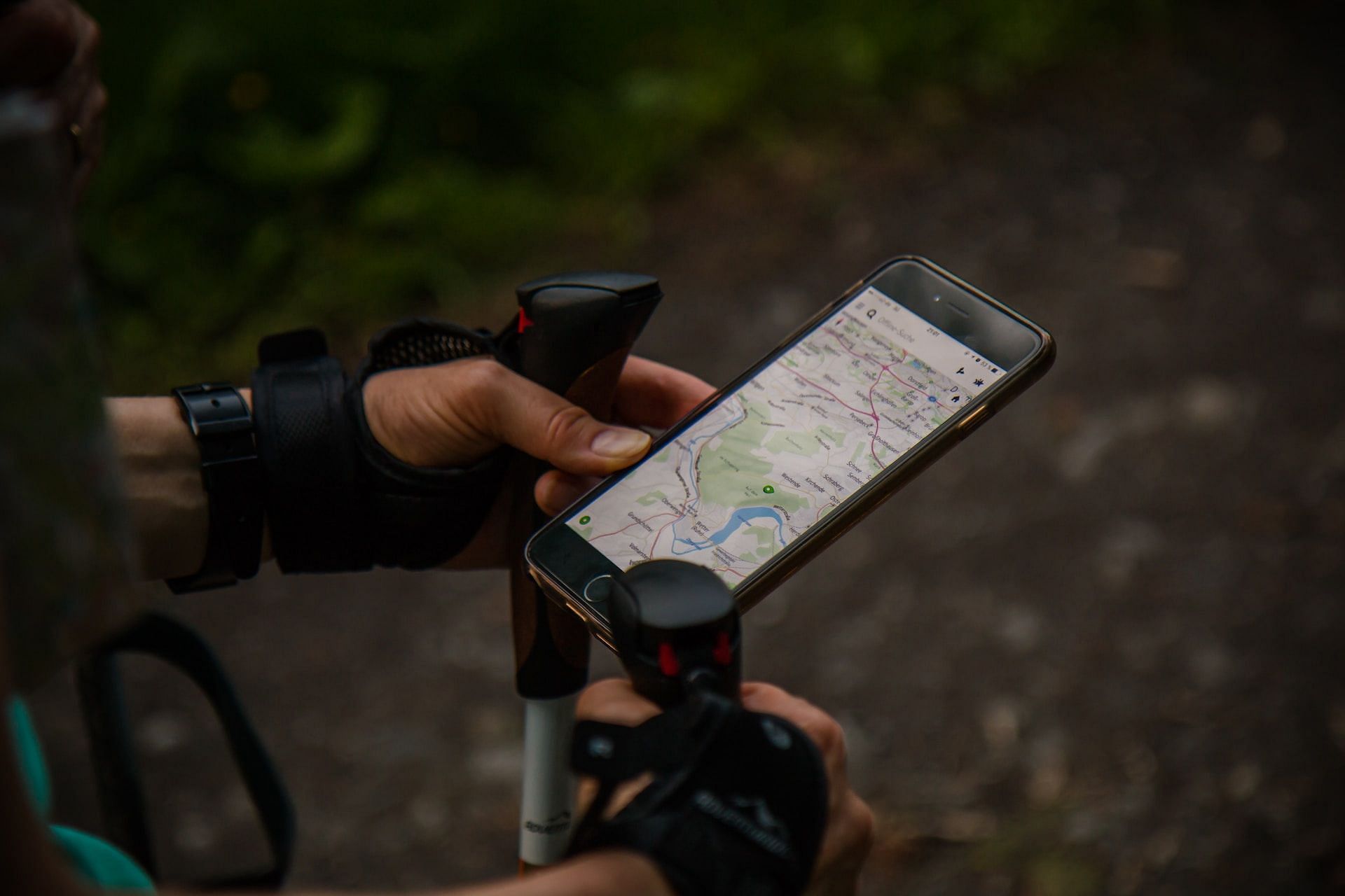 Google Maps has voice recognition capabilities (Image via Unsplash/Antonio Grosz)