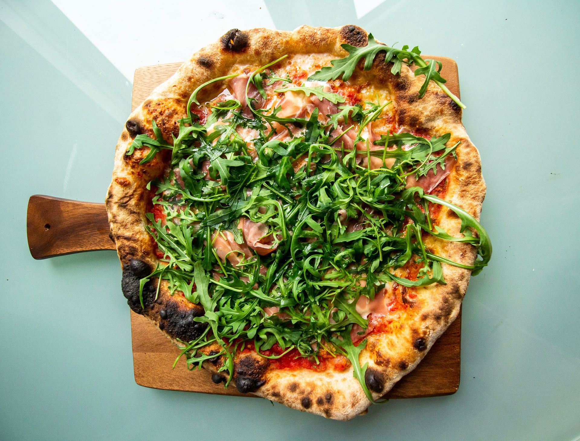 Nutrition in arugula: You can add it to the salad and pizza topping (Image via Unsplash / Louis Hansel)
