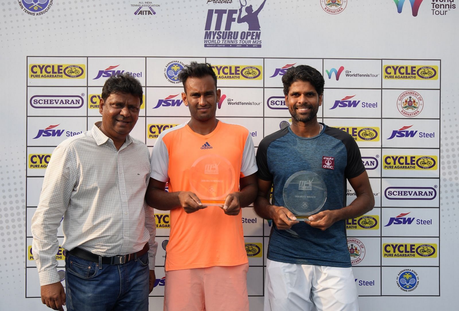 Peter Vijay Kumar, Tournament Director with doubles winner Mukund Sasikumar &amp; Vishnu Vardhan during the presentation ceremony of Cycle Pure Agarbathi(Official Image)