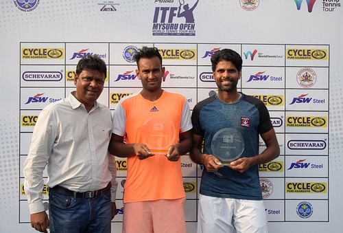 Peter Vijay Kumar, Tournament Director with doubles winner Mukund Sasikumar & Vishnu Vardhan during the presentation ceremony of Cycle Pure Agarbathi(Official Image)