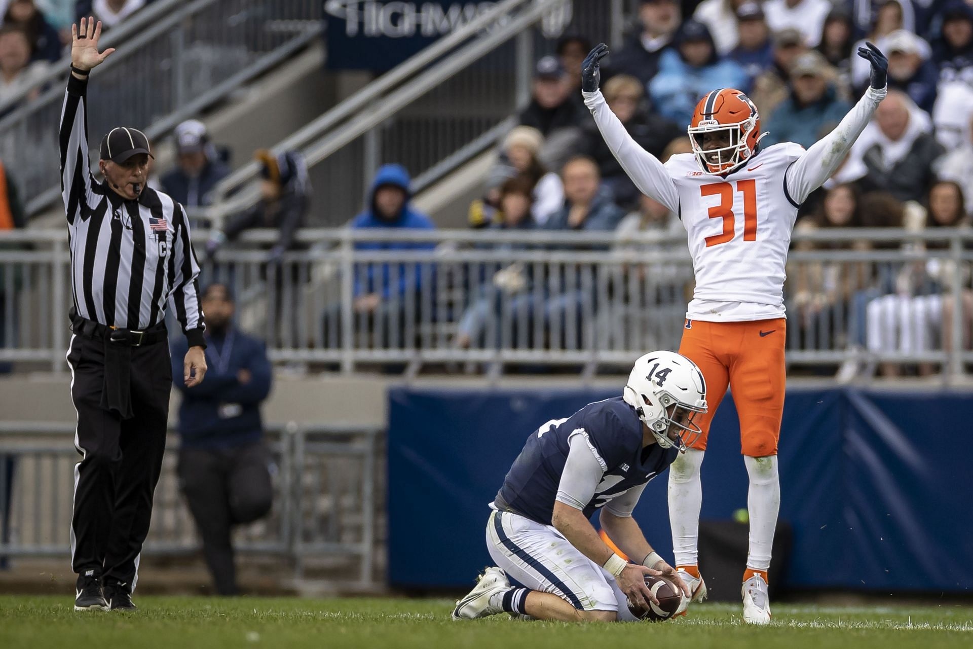 Devon Witherspoon #31 of the Illinois Fighting Illini celebrates after sacking Sean Clifford #14 of the Penn State Nittany Lions