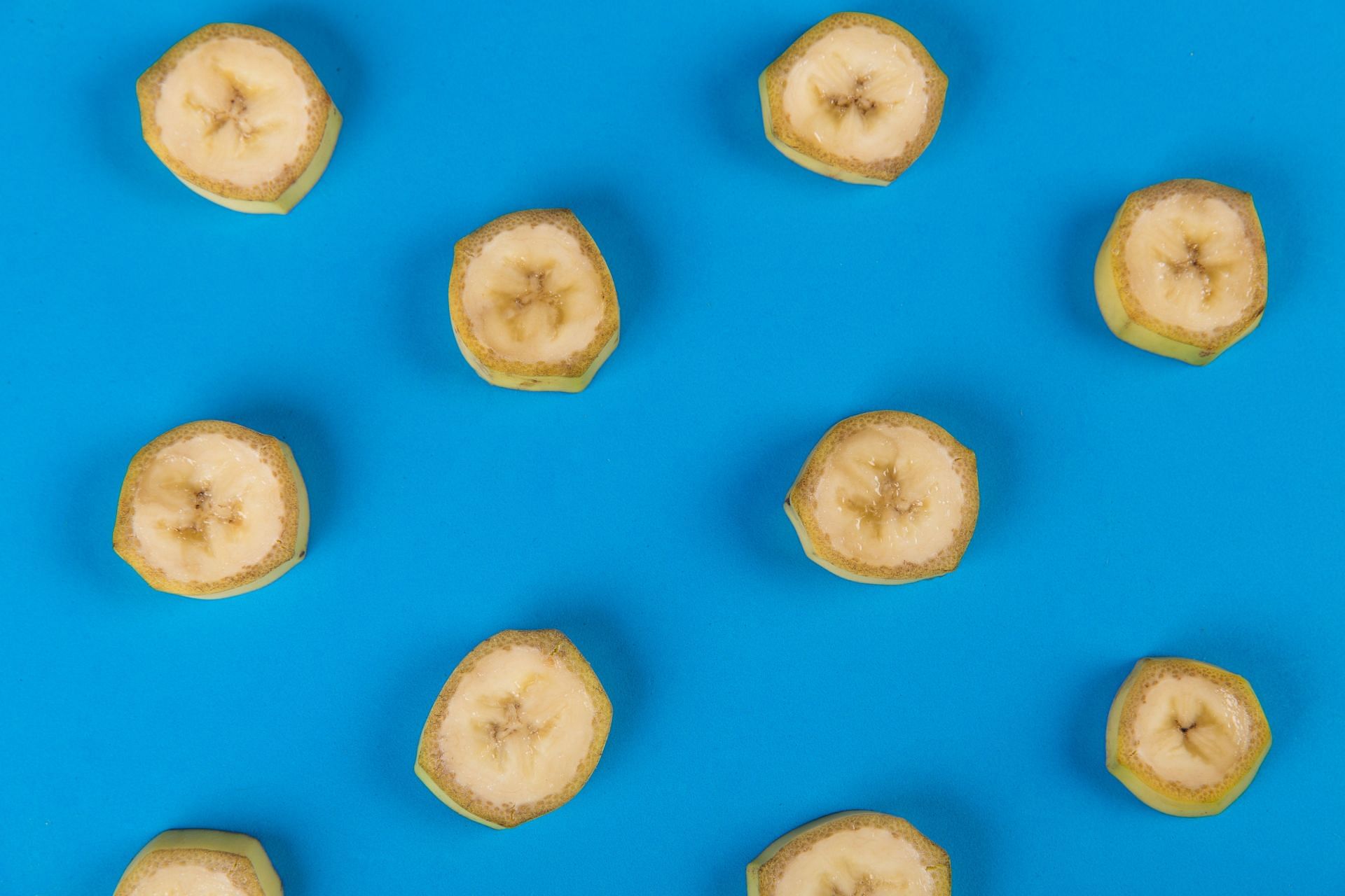 Carbs in a banana. (Image via Pexels/ Toni Cuenca)