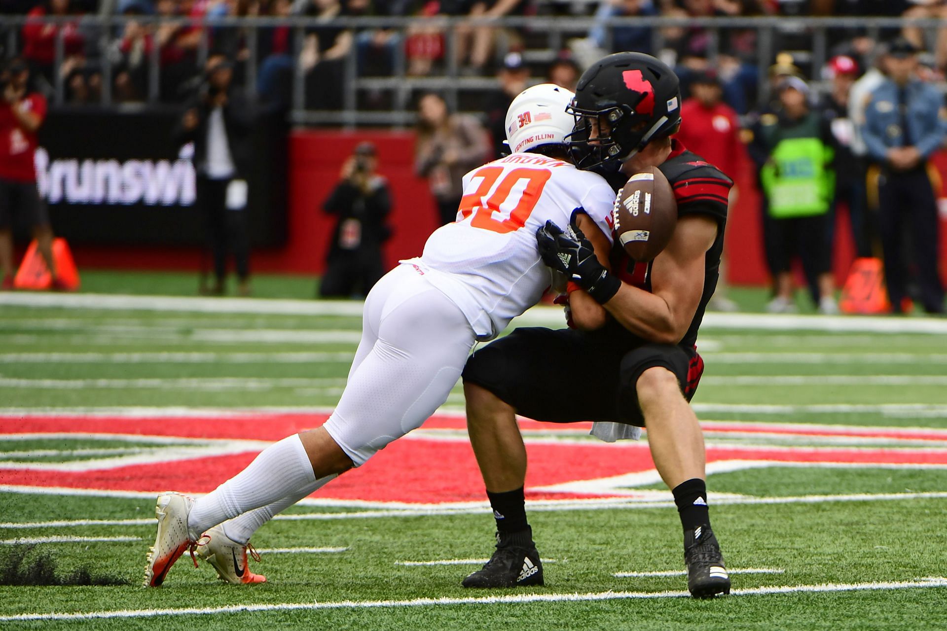 Sydney Brown #30 of the Illinois Fighting Illini tackles Travis Vokolek