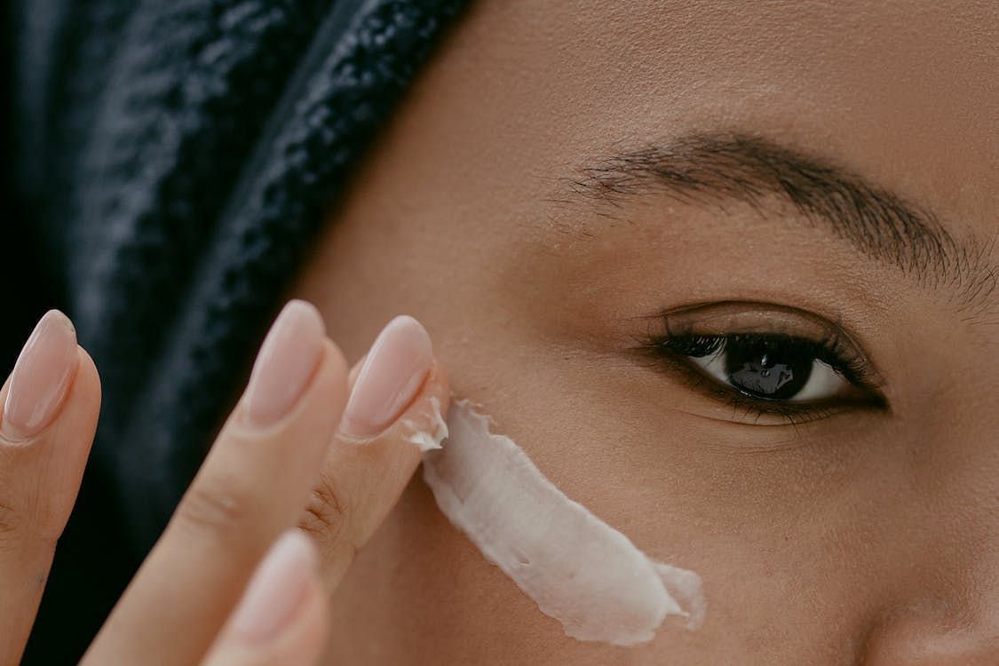 It&#039;s essential to use an eye cream in your night skin care routine (cottonbro studio/ Pexels)