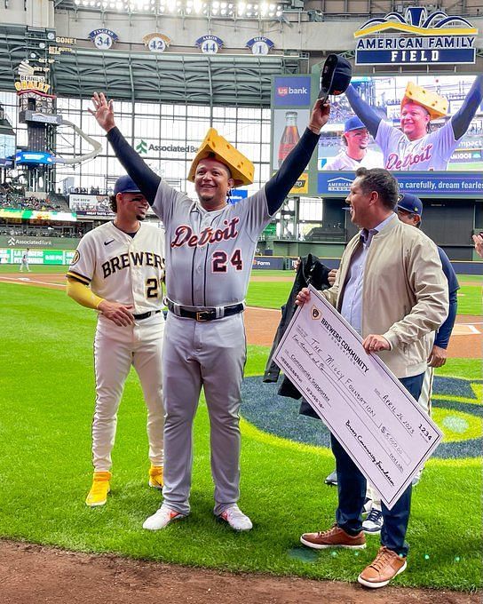 Miguel Cabrera convinced a kid to put on his jersey, and rewarded him  handsomely