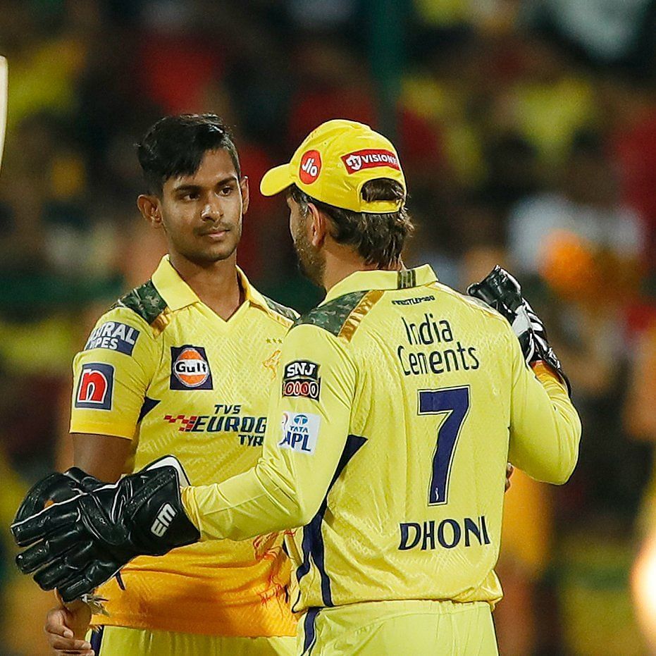 MS Dhoni talks to Matheesha Pathirana before the latter goes on to defend 19 runs in the last over [Credits: IPL]