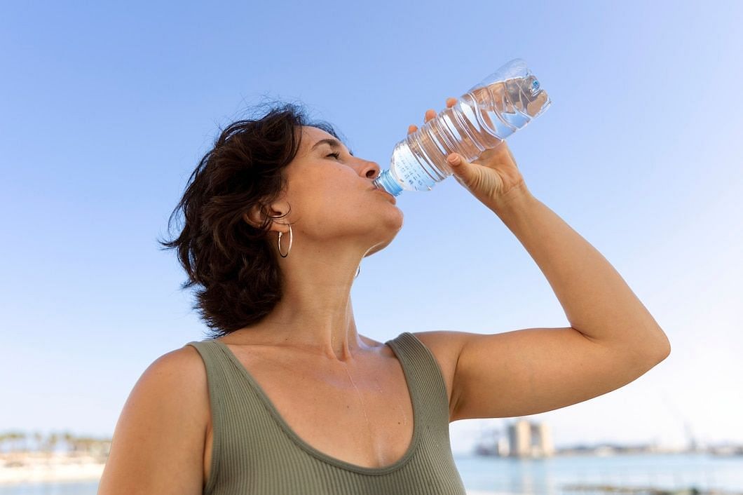 Adequate hydration by drinking ample water can facilitate the removal of harmful toxins and promote gut health. (Image by Freepik)