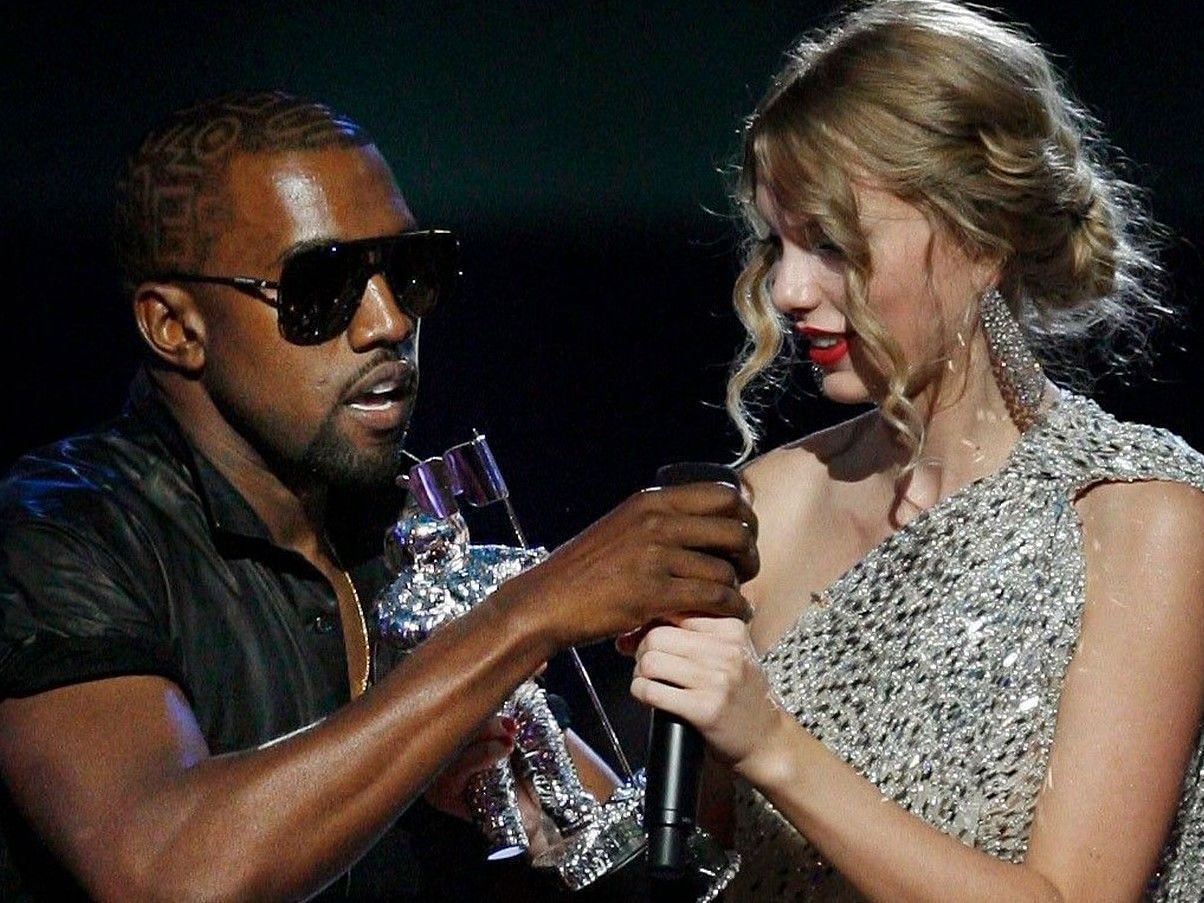 Taylor Swift and Kanye West at the VMAs 2009 (Image via Rolling Stones)