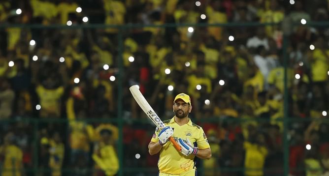 IPL 2023 : RCB के होम ग्राउंड में दिखा एमएस धोनी का जबरदस्त क्रेज, 'We Want Dhoni' के नारों से गूंजा पूरा स्टेडियम, देखें वीडियो