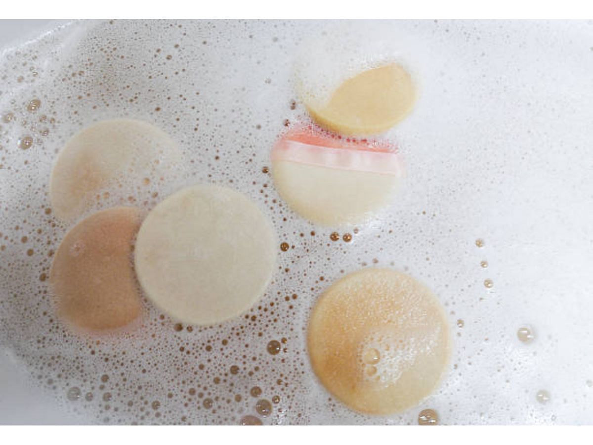 Cleaning makeup sponges (Image via iStock)