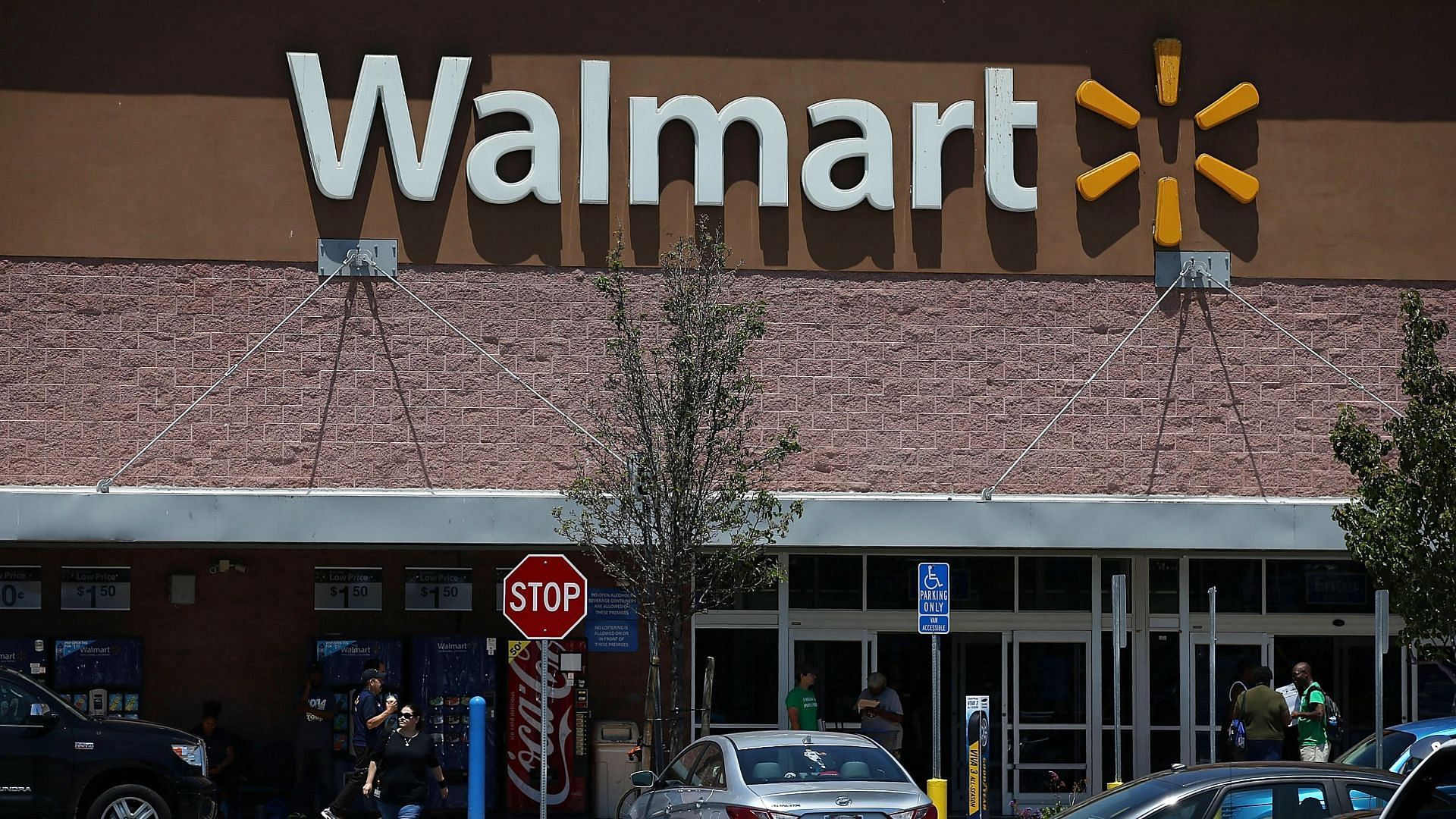 Walmart announces the closure of four stores in Chicago as they have failed to be profitable for the last 17 years (Image via Justin Sullivan/GettyImages)