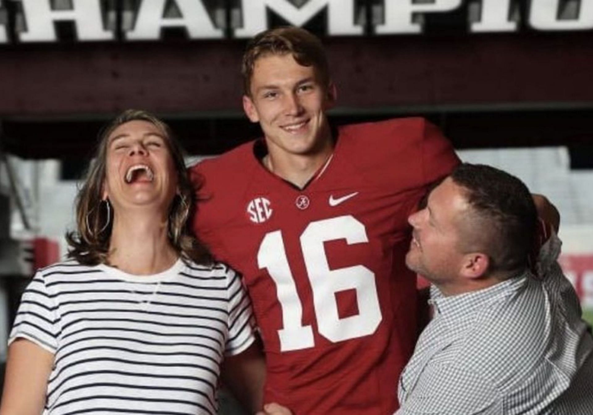 Drew Sanders (C) with his parents