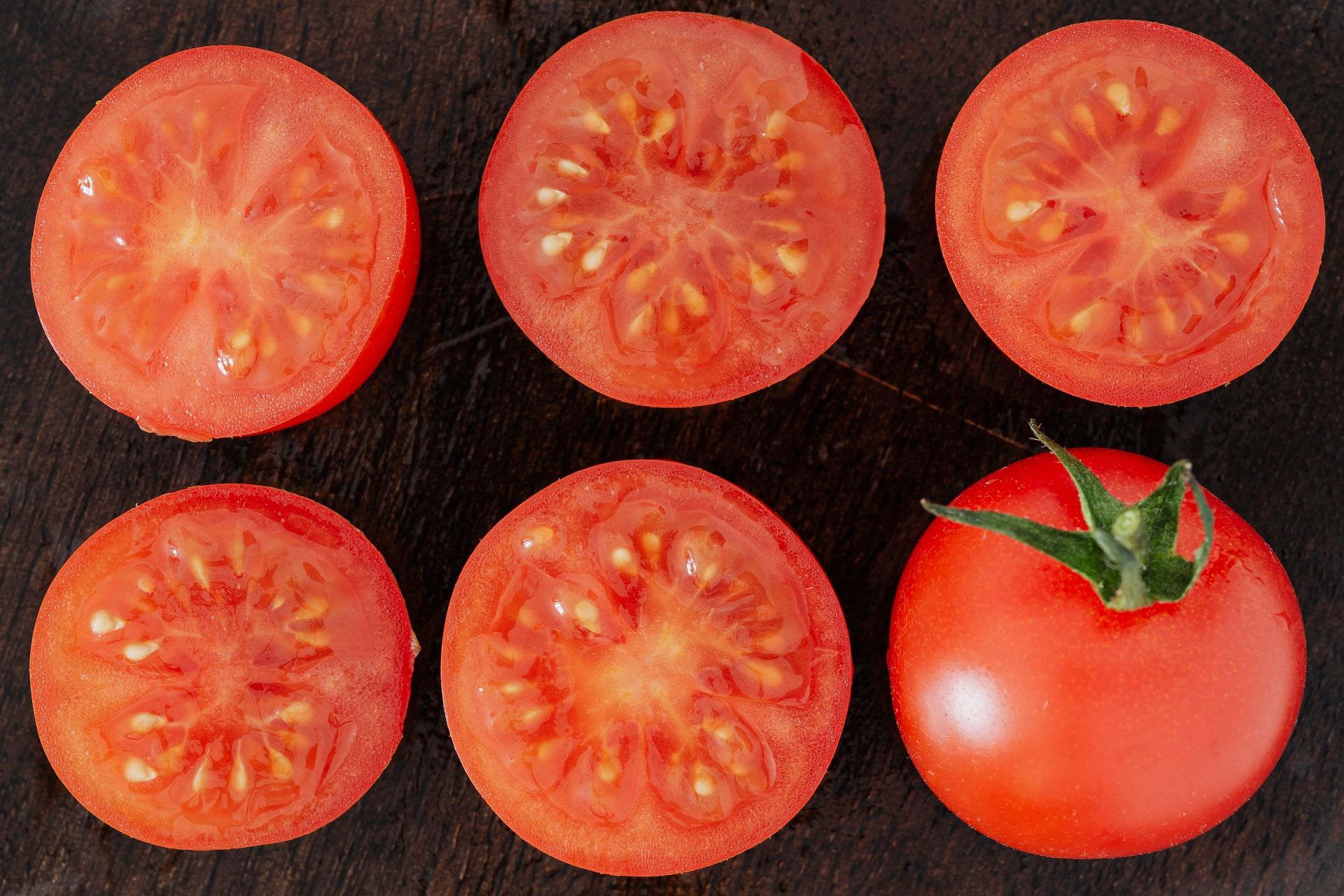 Is it safe to eat tomato seeds? (Image via pexels / karolina grabowska)